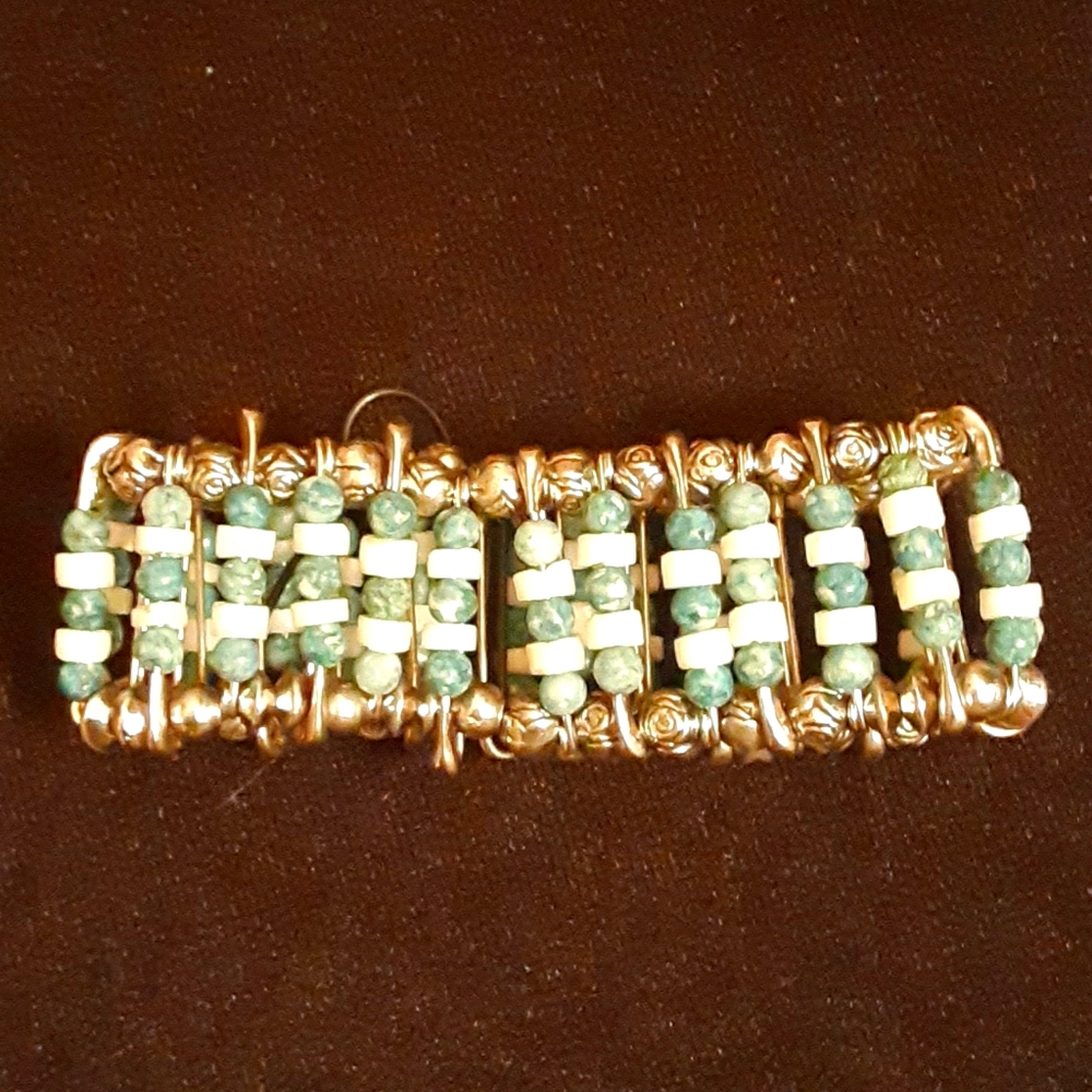 Safety pin and glass bead bracelet